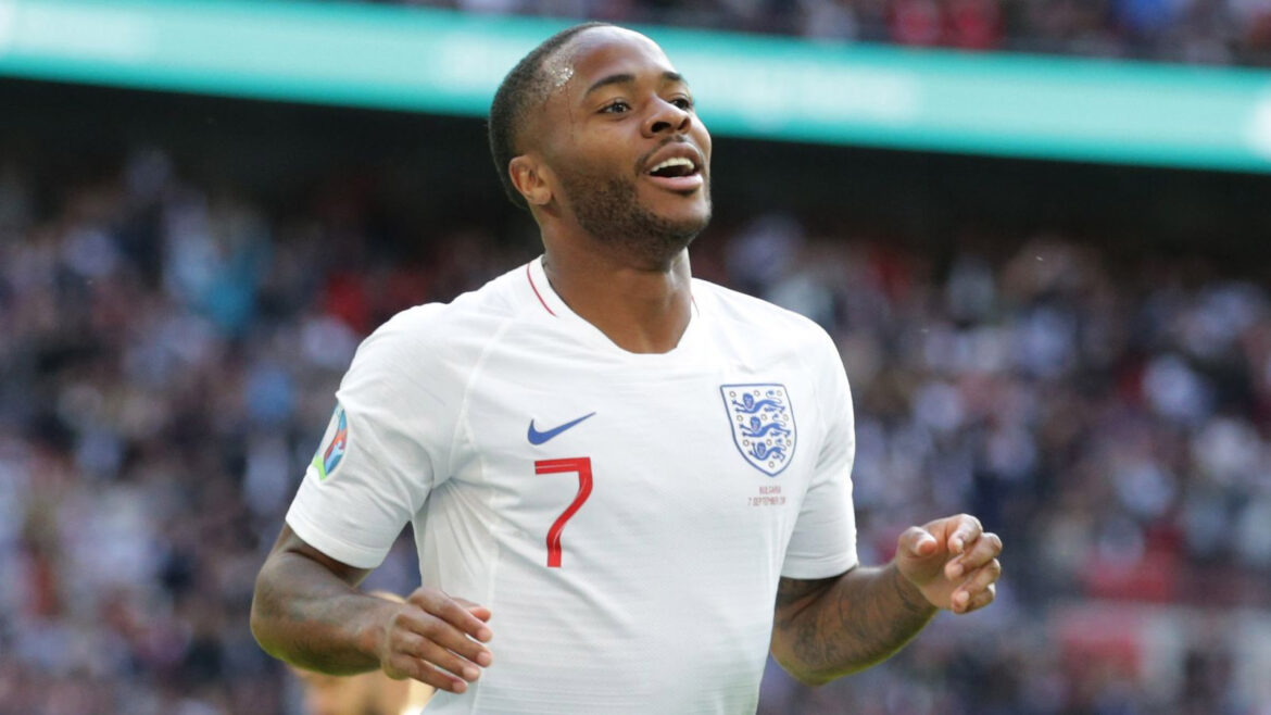 Sterling Disorot Tajam, Keputusan Van Persie Soal Raheem Sterling Jadi Perdebatan